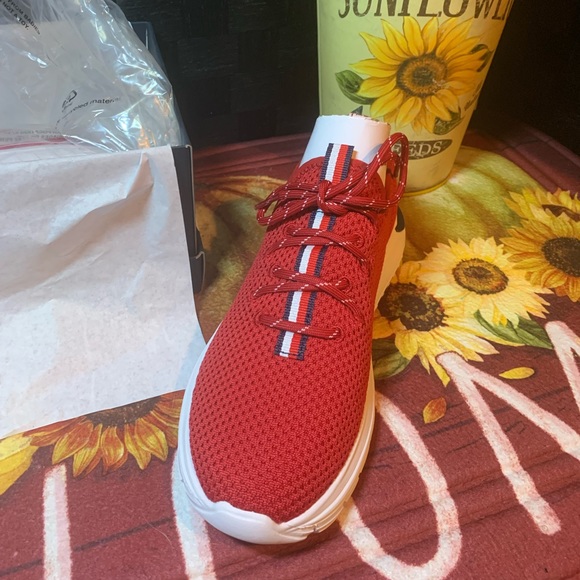 Red Tommy Hilfiger size 8 1/2m - Picture 2 of 9